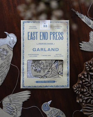 Verpackung der Turteltauben-Girlande von East End Press zwischen Papiervögeln