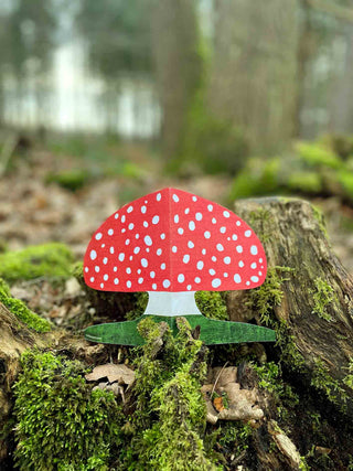 Pilzkarte von Mortlake Papers auf einem Baumstumpf im Wald
