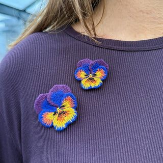Botanopia - gifts , decor and cards for plant lovers - 💜 Bestickte Stiefmütterchen-Brosche – Violetter Blumen-Anst