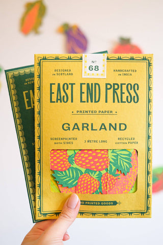 Verpackungen der Früchte-Girlande von East End Press in der Hand