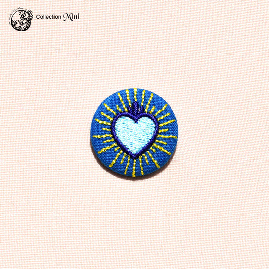 une hirondelle fait le printemps. - gestickte Brosche "Strahlendes Herz" blau