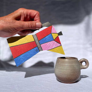 Espressokannen-Karte von Mortlake Papers wird neben eine Tasse gestellt
