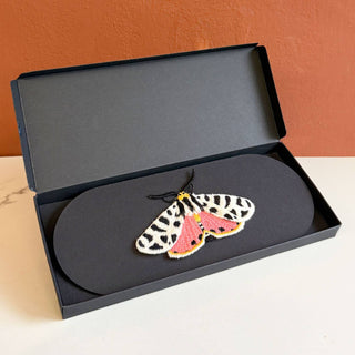 Botanopia - gifts , decor and cards for plant lovers - 🐯 Bestickte Tigermotten-Brosche – Natur-Anstecker