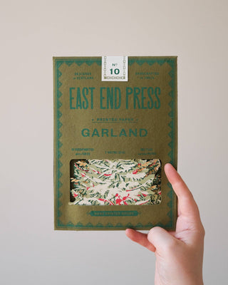 Verpackung der Wald-Girlande von East End Press in der Hand