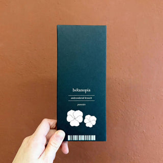 Botanopia - gifts , decor and cards for plant lovers - 💜 Bestickte Stiefmütterchen-Brosche – Violetter Blumen-Anst