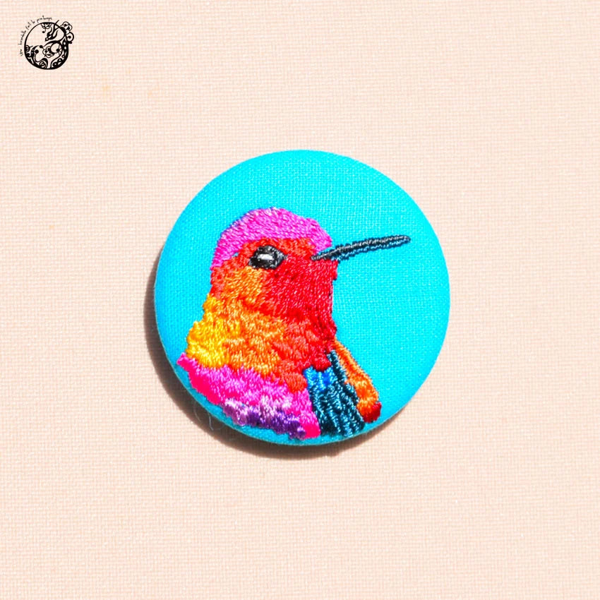 une hirondelle fait le printemps. - gestickte Brosche "Colibri" blau