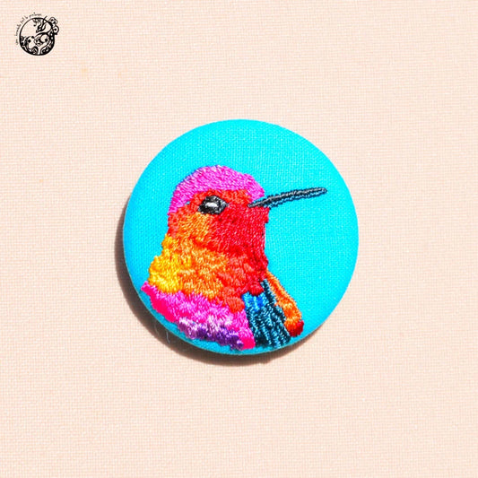 une hirondelle fait le printemps. - gestickte Brosche "Colibri" blau