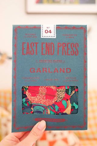 Verpackung der Insekten-Girlande von East End Press in der Hand