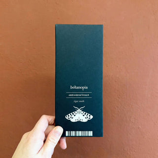 Botanopia - gifts , decor and cards for plant lovers - 🐯 Bestickte Tigermotten-Brosche – Natur-Anstecker