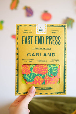 Verpackung der Früchte-Girlande von East End Press vor einer aufgehängten Girlande