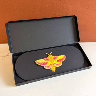 Botanopia -  🦋 Bestickte Rosy-Maple-Motten-Brosche