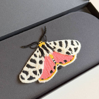 Botanopia - gifts , decor and cards for plant lovers - 🐯 Bestickte Tigermotten-Brosche – Natur-Anstecker