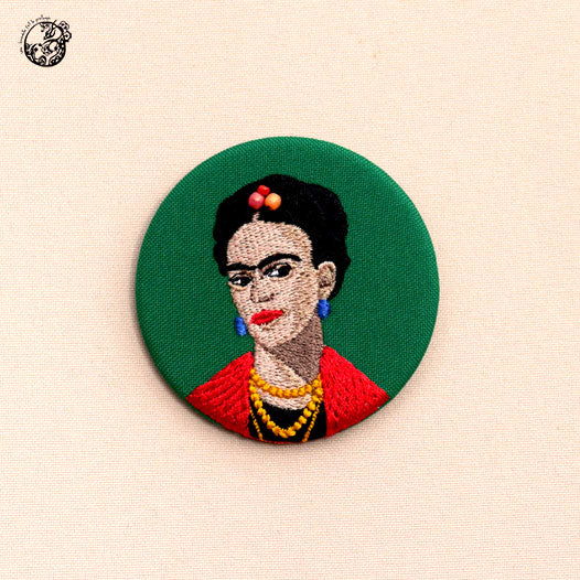 une hirondelle fait le printemps. - gestickte Brosche "Frida"