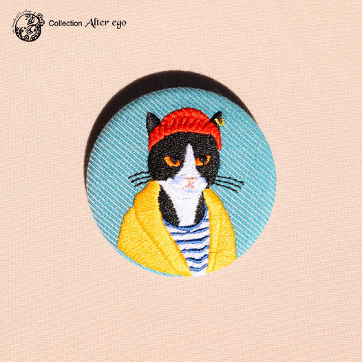 une hirondelle fait le printemps. - gestickte Brosche "Harry die Katze"