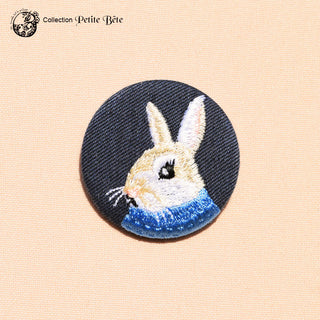 une hirondelle fait le printemps. - gestickte Brosche "Hase"