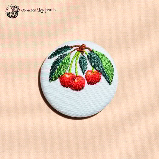 une hirondelle fait le printemps. - gestickte Brosche "Kirschen" blau