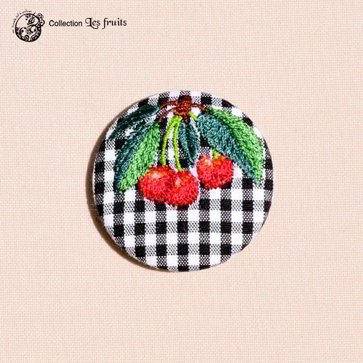 une hirondelle fait le printemps. - gestickte Brosche "Kirschen" kariert