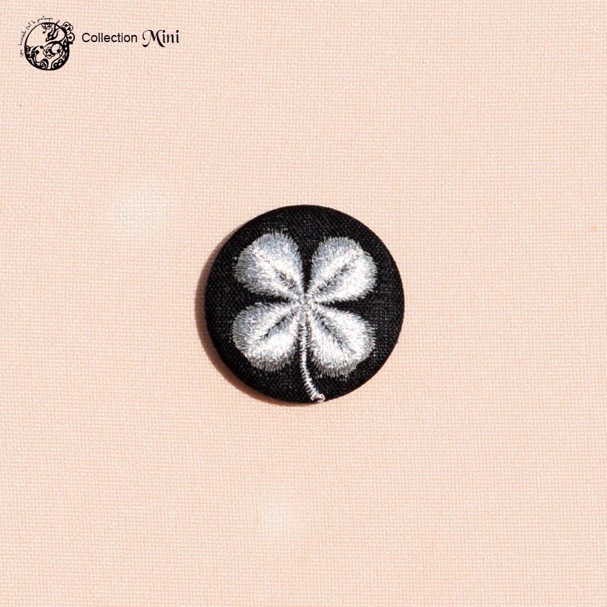 une hirondelle fait le printemps. - gestickte Brosche "Kleeblatt"