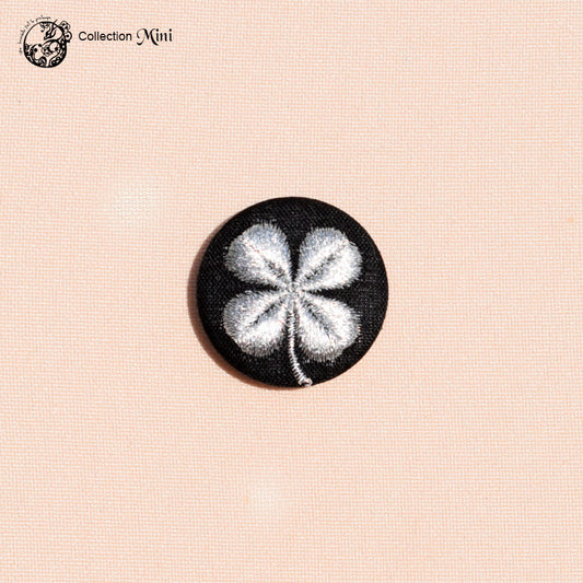 une hirondelle fait le printemps. - gestickte Brosche "Kleeblatt"