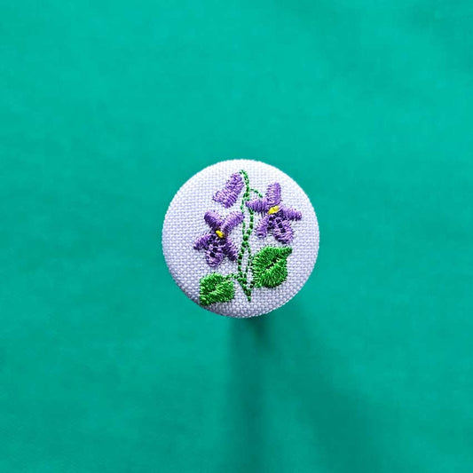 une hirondelle fait le printemps. - gestickte Brosche "mini Veilchen"