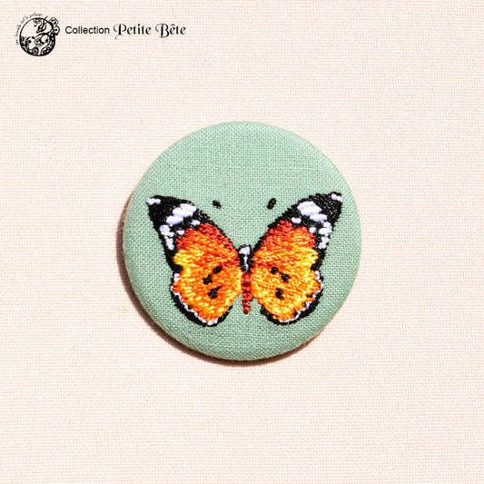 une hirondelle fait le printemps. - gestickte Brosche "Monarchfalter"