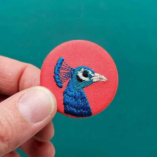 une hirondelle fait le printemps. - gestickte Brosche "Pfau"