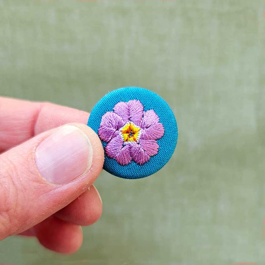 une hirondelle fait le printemps. - gestickte Brosche "Primeln" lila