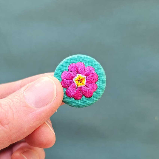 une hirondelle fait le printemps. - gestickte Brosche "Primeln" rosa