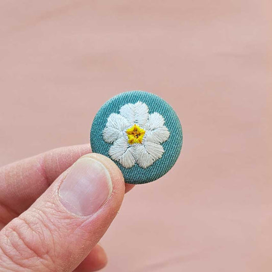 une hirondelle fait le printemps. - gestickte Brosche "Primeln" weiß