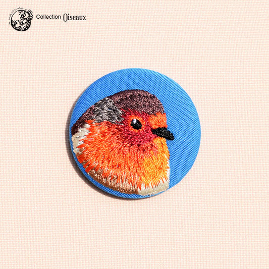 une hirondelle fait le printemps. - gestickte Brosche "Rotkehlchen" blau