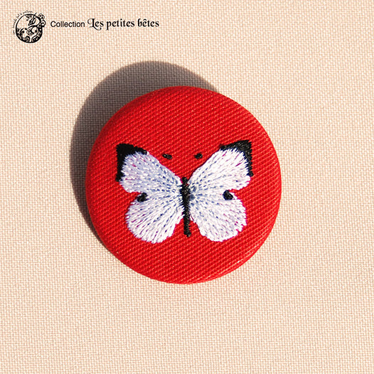 une hirondelle fait le printemps. - gestickte Brosche "Kohlweißling"