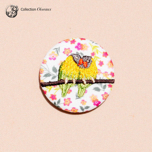 une hirondelle fait le printemps. - gestickte Brosche "Unzertrennlich"