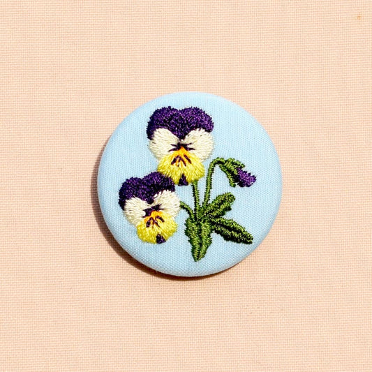 une hirondelle fait le printemps. - gestickte Brosche "Veilchen"